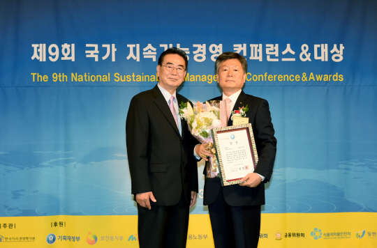 교통안전공단은 지난달 30일 서울 소공동 웨스틴조선호텔에서 열린 '2015 국가지속가능경영 대상' 시상식에서 종합대상인 경제부총리 겸 기획재정부 장관상을 수상했다고 1일 밝혔다. 김재영 공단 기획본부장(오른쪽)이 종합대상 수상 후 기념촬영을 하고 있다.   교통안전공단 제공